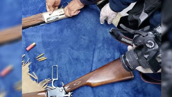 La Policía se llevó rifles y carabinas de una casa asaltada el jueves. Los ladrones se habrían llevado 78 armas.