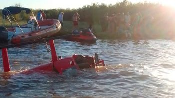 un helicoptero cayo al rio tras realizar varias maniobras imprudentes: un muerto y tres heridos