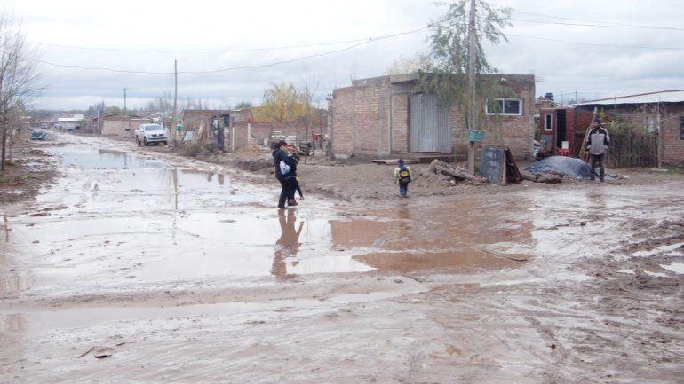 La toma Barrio Obrero es una de las zonas de Cipolletti que más sufren cada vez que llueve.