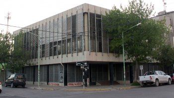 se hernio al tirar un cable y ahora deben indemnizarlo por $358 mil