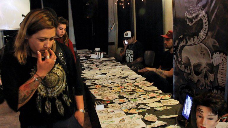 Tattoos, música y cerveza artesanal en la biblioteca