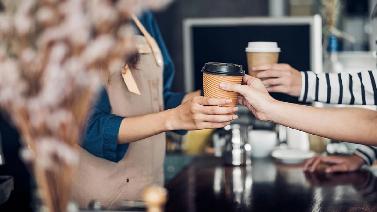 La mujer compró un café con leche en el espacio gastronómico de una estación de servicio pero al llegar a su vehículo, el vaso descartable se desfondó.&nbsp;