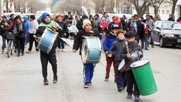 Las marchas de las tomas suelen ser ruidosas y participativas.