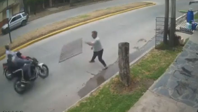 Con un rejazo paró la fuga de motochorros que habían robado