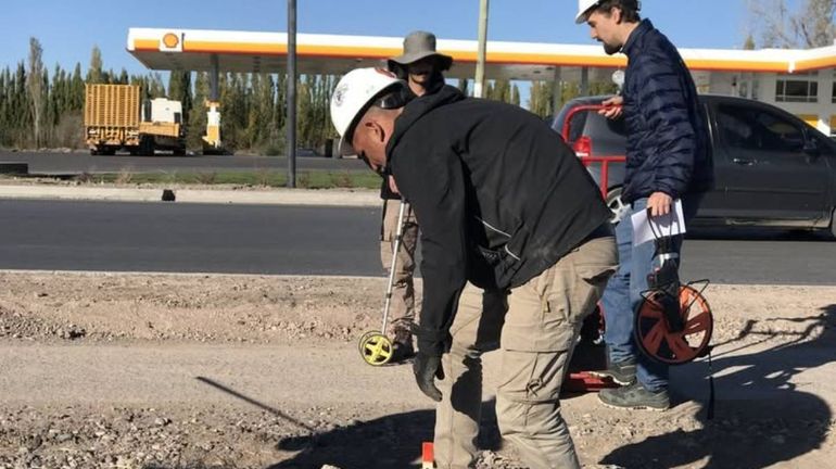 Se ejecutaron tareas para la instalaci&oacute;n de columnas y luminaria en la ciclov&iacute;a de Ruta Chica.