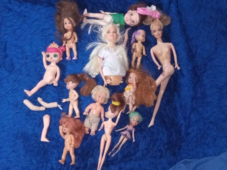 Los juguetes y muñecas muchas veces se tiran cuando están viejos y usados. En el comedor Ubuntu Ferri