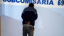 El sospechoso fue atrapado por los vecinos, luego que los perros alertaran que había entrado a su propiedad. El sospechoso fue atrapado por los vecinos, luego que los perros alertaran que había entrado a su propiedad.