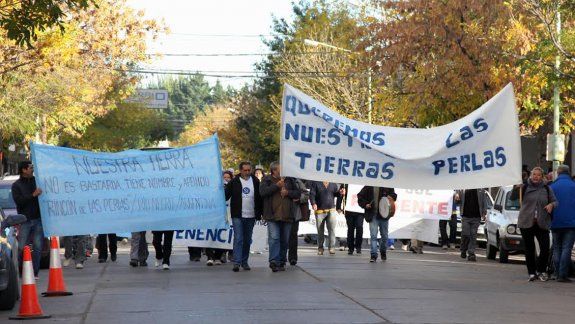 Los perlenses han protagonizado largas luchas por normalizar la situación de su comunidad, asentada en tierras de la empresa Forestadora del Limay.