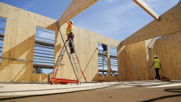 Quieren que se enseñe a levantar casas de madera