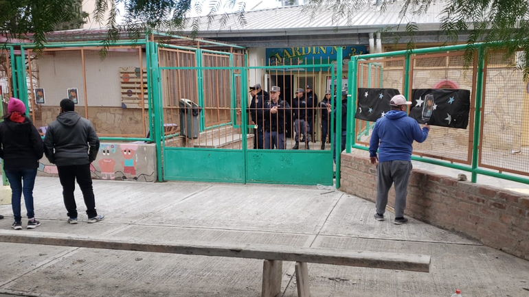 El docente acusado de abuso infantil fue atacado y lo internaron