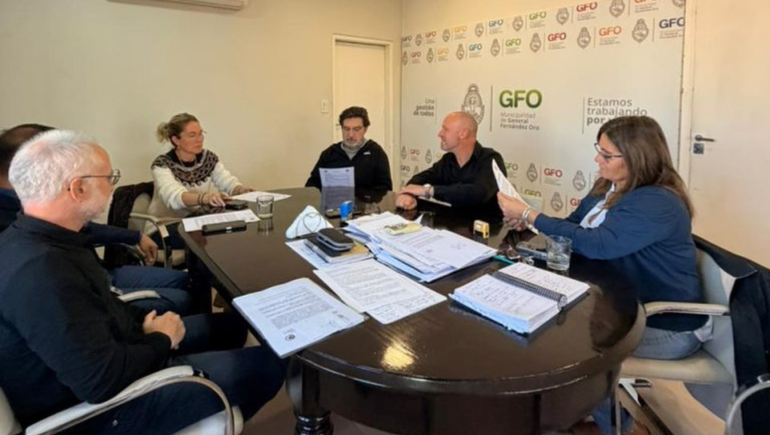 Firma de convenio entre autoridades municipales y universitarias.