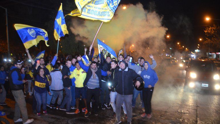 Los hinchas de Boca coparon la calle a puro festejo
