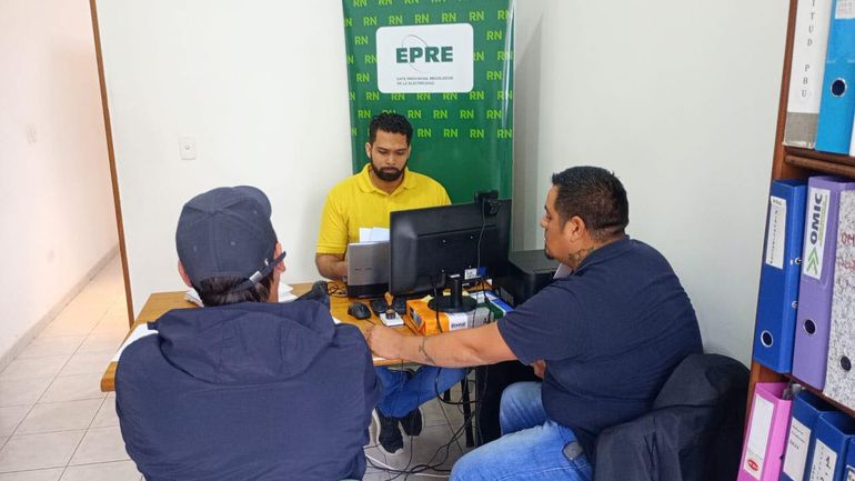 El Ente Provincial Regulador de la Electricidad de Río Negro continúa esta semana atendiendo vecinos en localidades afectadas por el temporal.