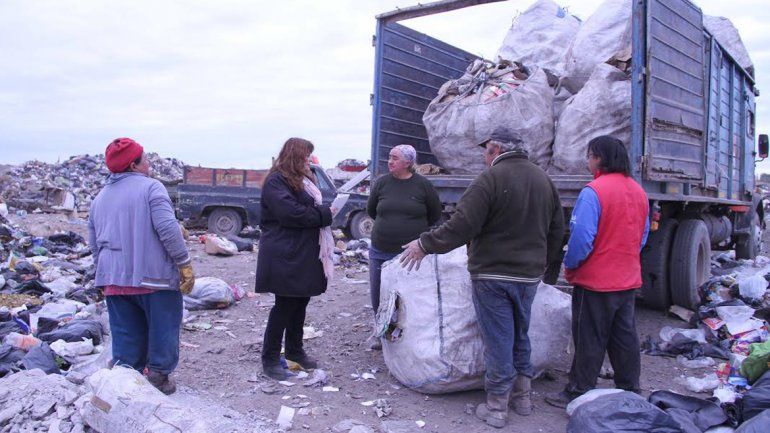 La concejal Villarroel Sánchez estuvo en el basural y dialogó con los recicladores de residuos