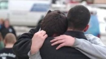 El emocionante abrazo entre un padre y un hijo.