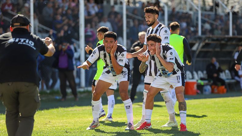 Cipo vapuleó a Santamarina con tres lindos goles y pelea bien arriba