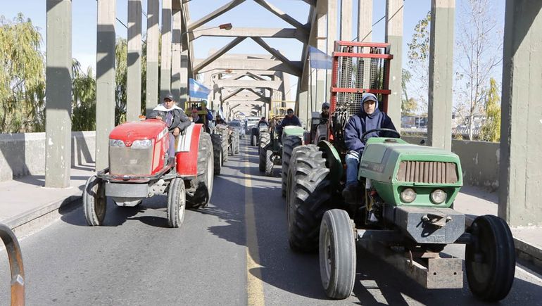 Multitudinario tractorazo por Ruta 22: productores reclaman apoyo del Gobierno