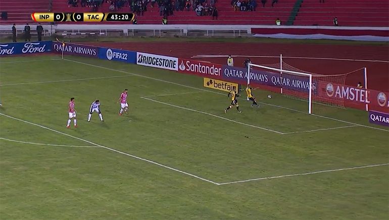 Insólita jugada : metía un gol de arco a arco y un compañero se lo arruinó