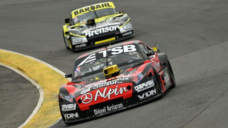 Bajo la lluvia, Manu Urcera sumó para seguir liderando el TC