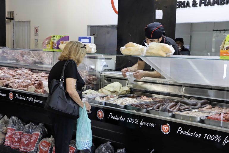 La gente compra pero no en la misma cantidad que antes. Y algunos optan por cortes más económicos. Foto Anahí Cárdena.