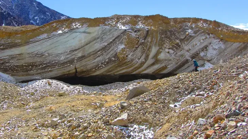 Los glaciares actúan como reguladores hídricos naturales, esenciales frente al avance del cambio climático global. | LMCipolletti.com Los glaciares actúan como reguladores hídricos naturales, esenciales frente al avance del cambio climático global.