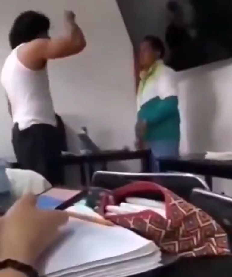 Un estudiante le dio una brutal golpiza a su profesor universitario en medio del aula en México.