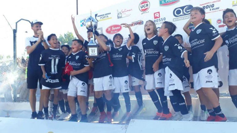 Pibes albinegros campeones en Alvear