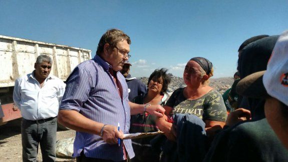 Jorge Ulovec llegó al lugar para conversar con los recicladores. 