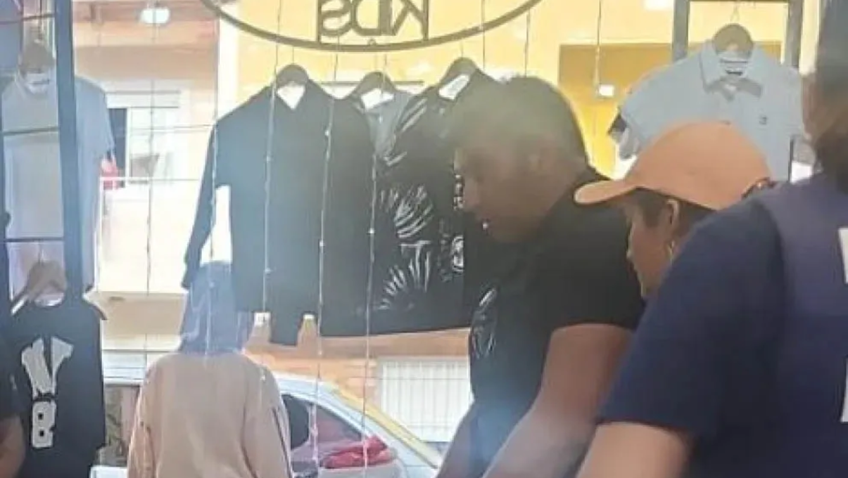 Los sospechosos fueron detenidos por intentar realizar compras con una tarjeta robada. Su presencia en un comercio fue captada por cámaras de seguridad.&nbsp;