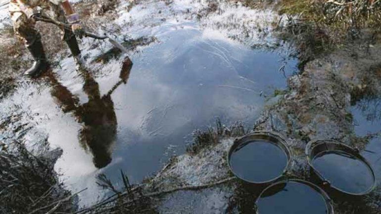 Estiman que se necesitarán cuatro camiones para retirar el petróleo.