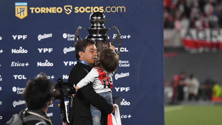 ¡Grande, Pa!: la ternura de Gallardo con su hijito en el festejo