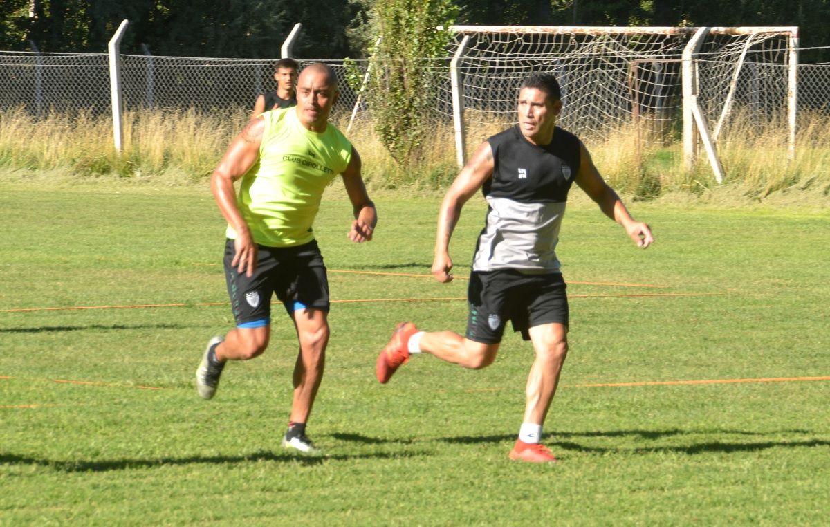 Henry Sáez con la marca de Damián Jara, uno de sus amigos del fútbol con el volvió a compartir plantel. Fotos: Antonio Spagnuolo&nbsp;