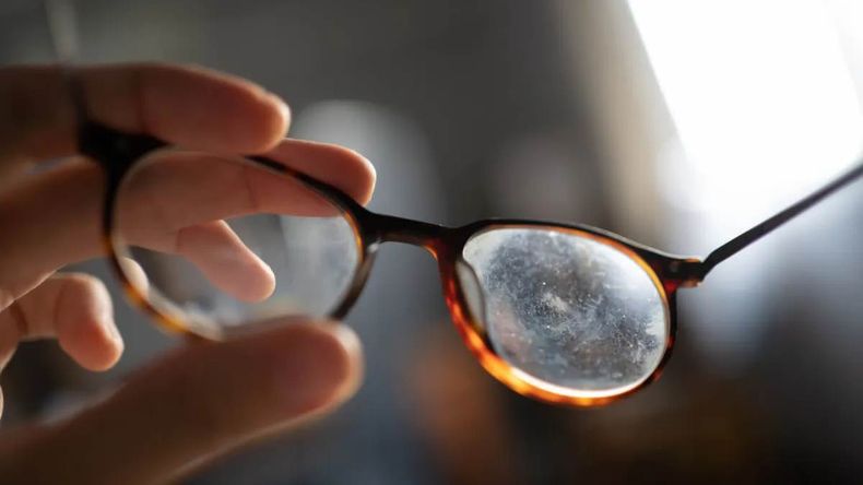 El truco definitivo para eliminar los rayones de los lentes, sin dañarlos. | LMCipolletti.com El truco definitivo para eliminar los rayones de los lentes, sin dañarlos.