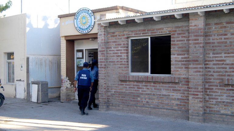 Intentaban abrir autos y escaparon abandonando una moto robada