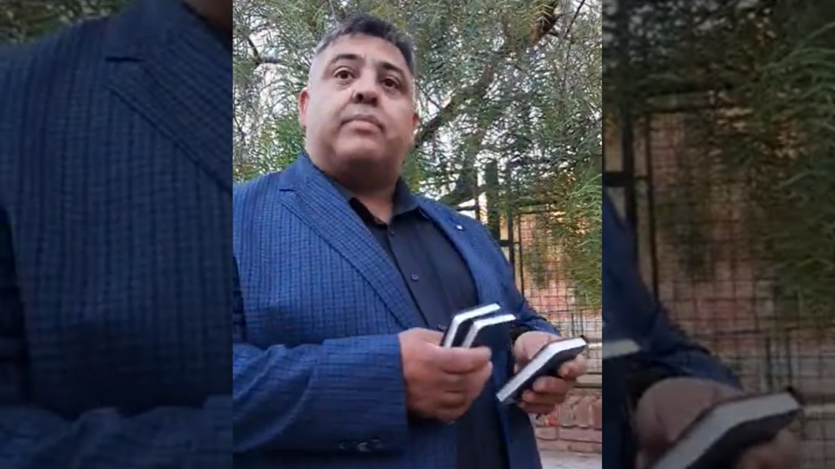 El video de evangélicos repartiendo biblias en el frente de una escuela generó indignación. | LMCipolletti.com El video de evangélicos repartiendo biblias en el frente de una escuela generó indignación.