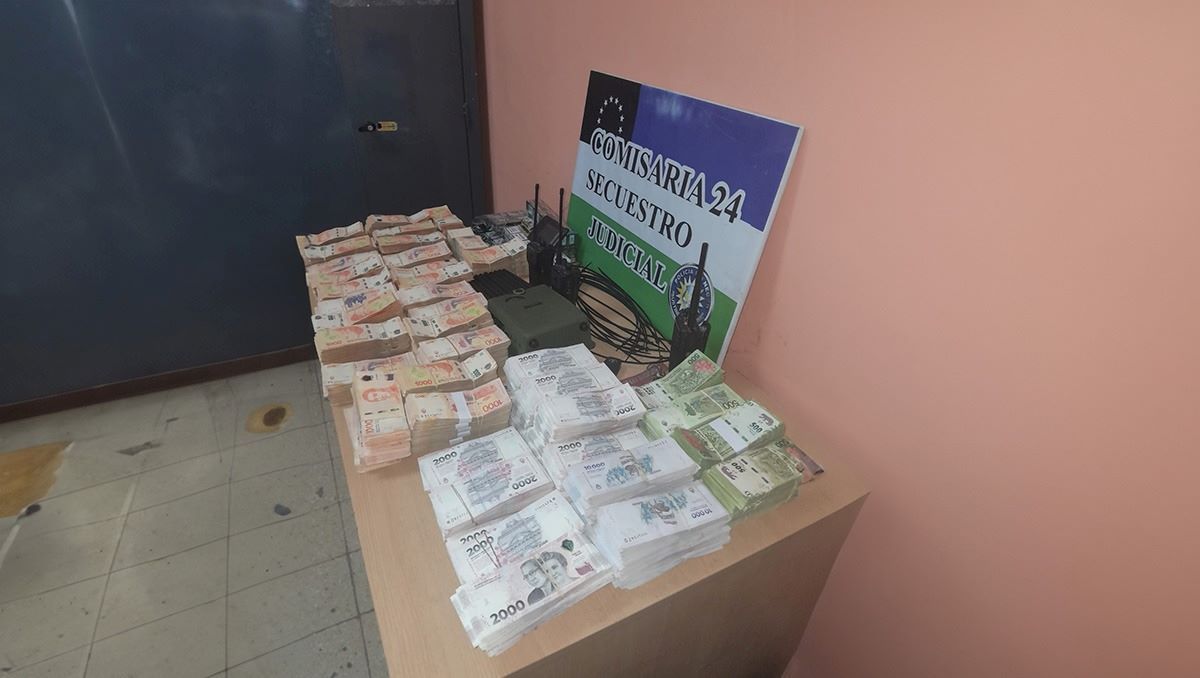 La Policía recuperó cerca de 25 millones que habían robado de la distribuidora de Cipolletti. También armas, balas, equipos de radio y varios atados de cigarrillos, entre otras cosas.&nbsp;