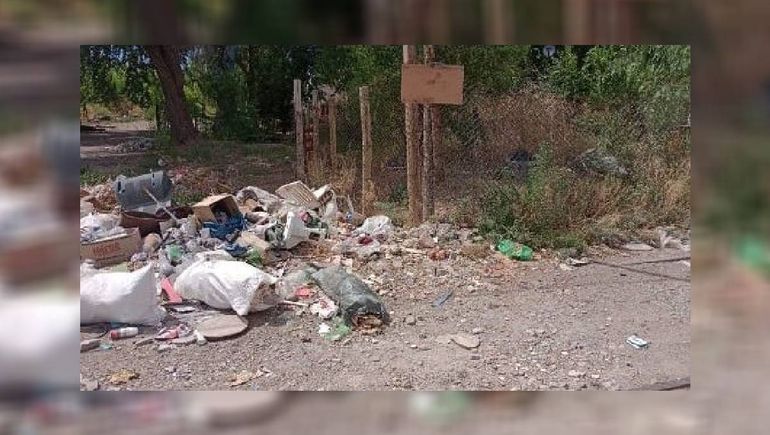 Los vecinos de Ferri esperan que se elimine la basura arrojada en cualquier parte. Las plagas hacen de las suyas. Foto: gentileza.