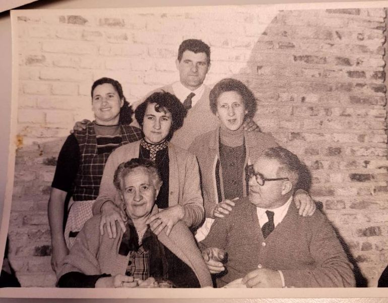 Juan T. Fern&aacute;ndez, junto a su esposa a hijos.