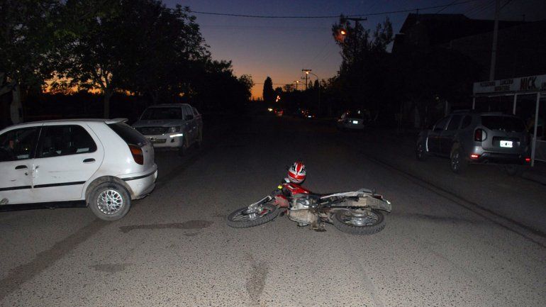 Una joven dobló en U y atropelló a un policía: el hombre terminó con fractura de tobillo