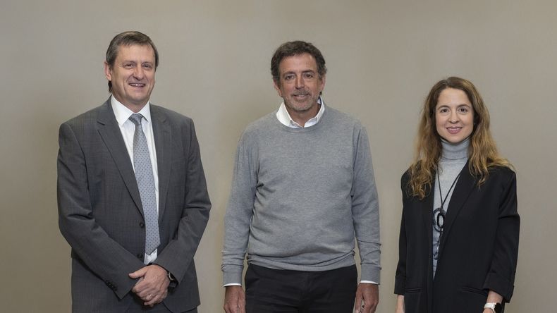 Santiago Mignone, presidente de IDEA, MAriano Bosch, titular del Coloquio de este año y la directora ejecutiva de la entidad Luciana Paoletti