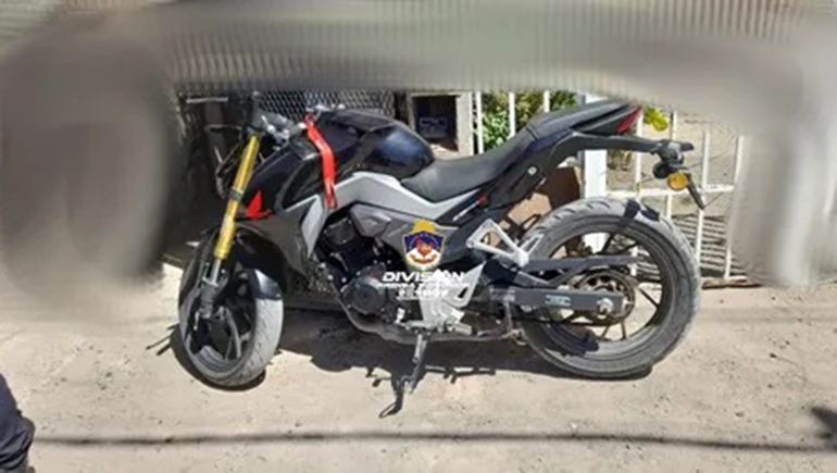 Fueron por un violento y encontraron una moto robada