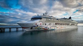 El Norwegian Star, de 289 metros de eslora, atracó a las 10 de este lunes en el histórico muelle Luis Piedra Buena de Puerto Madryn, sobre el inicio de los dos días de celebraciones por el aniversario.