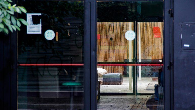 Al menos ocho disparos impactaron contra la fachada de Shamrock Bar