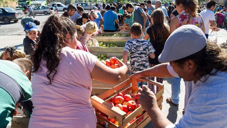 El frutazo reunió a decenas de personas en apoyo a los productores