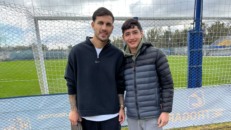 Mateo junto a Paredes en el predio de Boca. Suele cruzarse a las figuras que tanto admira.