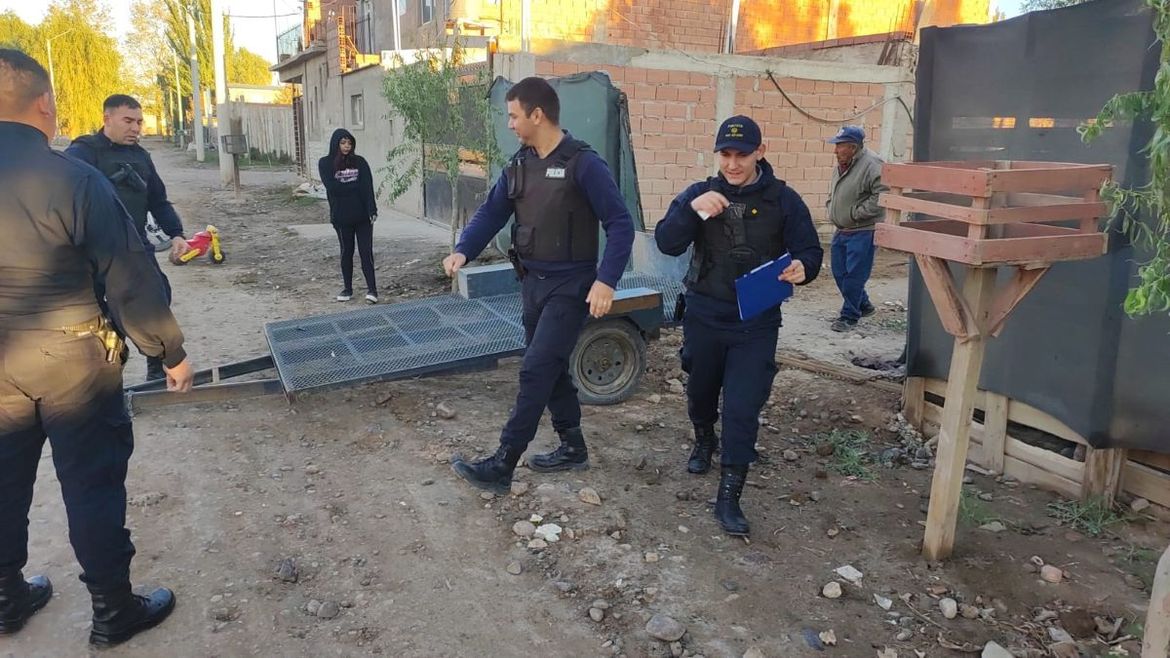 Policías de la Comisaría 45 recuperaron en un allanamiento un carro que habían robado de la vía pública. | LMCipolletti.com Policías de la Comisaría 45 recuperaron en un allanamiento un carro que habían robado de la vía pública.