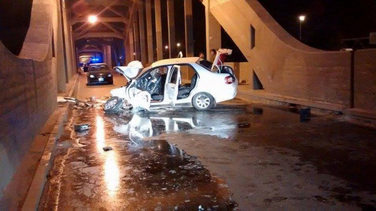 El Fiat Siena terminó destrozado tras chocar las columnas del puente.