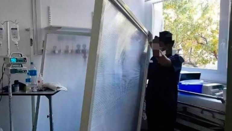 Enfermero salvó a un paciente de ser aplastado por mampara