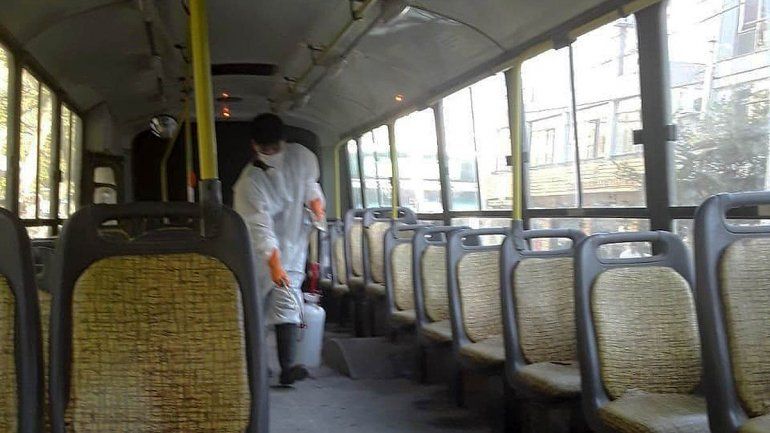 Desinfectan coles y taxis por el coronavirus