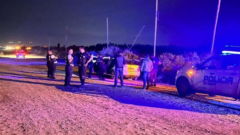 Móviles de distintas unidades policiales de General Roca participaron en la persecución del VW Bora